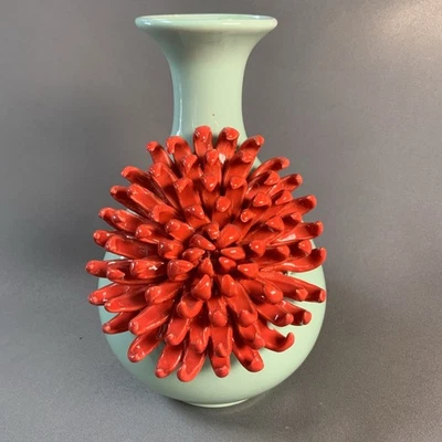 "Florero de cerámica Anthropologie Celedon de 9"" con crisanteno 3D rojo grande" Foto 1 de 4