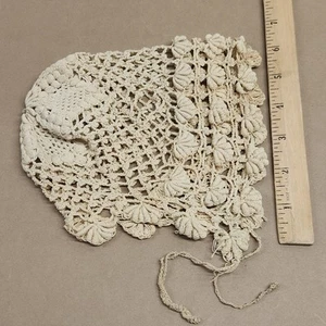 Delicado gorro de bebé antiguo crudo hecho a mano CROCHET reliquia granja - Imagen 1 de 4