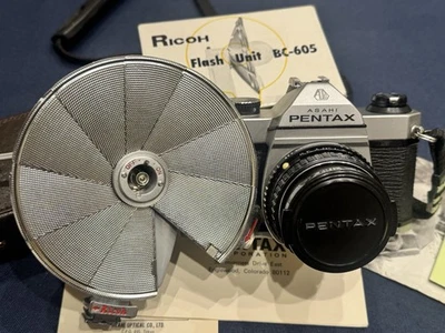 Câmera de Filme 35mm Vintage Pentax K1000 com Lente 50mm f/2.0 +Flashes – Testada de Limpeza - Imagem 1 de 4