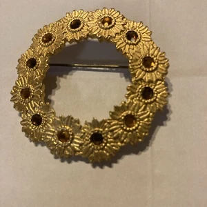 VINTAGE NEWPRO FLOWERS In CIRCLE GOLD TONE BROOCH - Picture 1 of 3