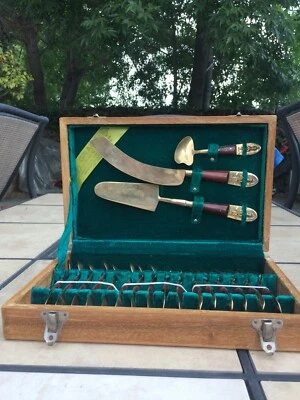 NOS Siam Vintage Bronzo/Ottone DESSERT Set di Posate per 8 con Custodia in Legno Thailandia - Immagine 1 di 4