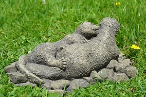 Adorno de jardín de piedra Eela & Oakie the Otter Pups - Imagen 1 de 9