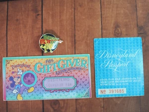 Disneyland Passport & Gift Giver Extraordinaire Ticket 1986 Donald Duck Pin Set - Bild 1 von 7