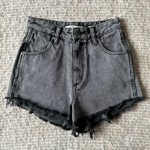 Wrangler Women’s Black Hi Ryder Mini Shorts Raw Hem Black Size 6 RRP $109.95 - Picture 1 of 3