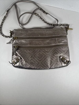 Moto! Mini Bolso Elliott Lucca Color Peltre Cuero Texturizado Metálico Doble Cremallera Foto 1 de 4