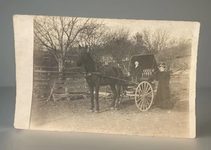 Carruaje tirado por caballos de la década de 1910 con escena de campo de damas foto real postal RPPC - Imagen 1 de 3
