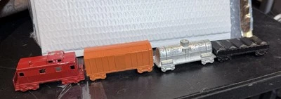 ЛИТОЙ ИГРУШЕЧНЫЙ ПОЕЗД MIDGETOY Лот товаров Вагон-ящик, Танкер, Кабус, Плоский Угольный Вагон Винтажный - Изображение 1 из 4