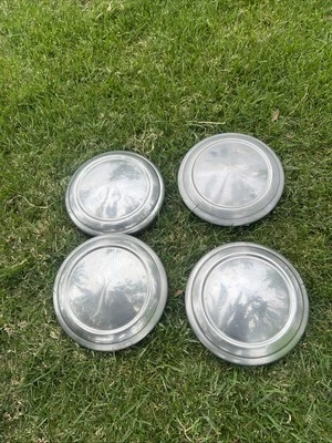 GM 1971-1977 Chevrolet Vega Plato Perro Tapacubos Rally Rueda Tapacubos Juego De 4 Foto 1 de 4