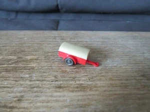 Wiking 5 Germany 1:87 H0 Pkw Einachs-Anhänger rot mit Verdeck beige - Bild 1 von 3