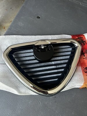 60509929 Alfa Romeo 164 Quadrifoglio / S Grille / Scudetto - Original OEM - NOS Foto 1 de 2