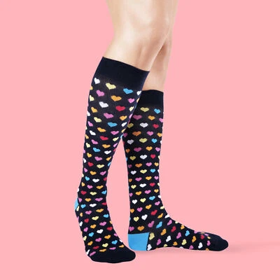 Unabux Kniestrümpfe LONG HEARTS - Socken dunkelblau, navy mit bunten Herzen - Bild 1 von 4
