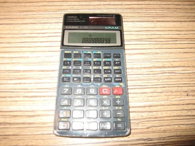  Taschenrechner Casio FX 992 s   Schlechter Zustand aber funktioniert - Bild 1 von 4