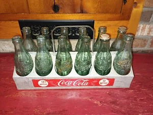 USA VINTAGE LOTTO 13 VECCHI ANNI '50 COCA COLA ALLUMINIO METALLO CONFEZIONE 12 PORTABOTTIGLIE - Foto 1 di 14