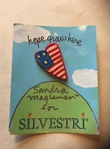 Sandra Magsamen per Silvestri La speranza cresce qui bandiera americana cuore spilla bavero nuova - Foto 1 di 4