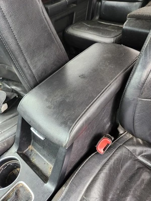 Черный кожаный чехол на крышку центральной консоли подлокотника Ford Flex 2009-2019 годов выпуска - Изображение 1 из 4