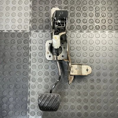 2014-2018 Nissan Altima 2.5 Liter Brake Stop Pedal Assembly W Bracket Mount OEM - Image 1 of 4