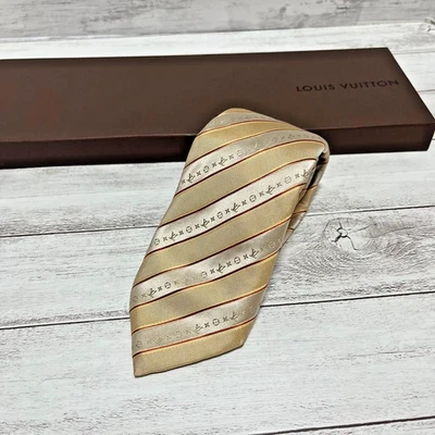 Corbata de seda LOUIS VUITTON patrón de rayas doradas monograma jacquard brillante sin caja Foto 1 de 4