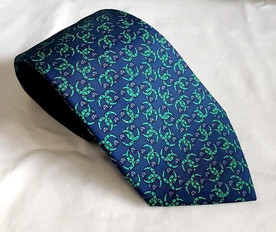 Corbata de seda HERMES Paris azul con patrón ecuestre herradura verde 56 x 3,25 pulgadas Foto 1 de 4