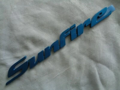 OEM GM 22596472 1995 1996 PONTIAC SUNFIRE FRT ДВЕРЬ ЭМБЛЕМА СИНИЙ AQUA НОВЫЙ ОРИГИНАЛЬНЫЙ - Изображение 1 из 4