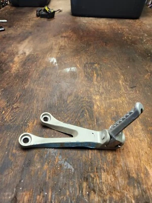 SOPORTE CLAVIJA PASAJERO KAWASAKI NINJA 98 99 00 01 02 03 04 ZX ZX9R ZX6R 05-08 LH Foto 1 de 4