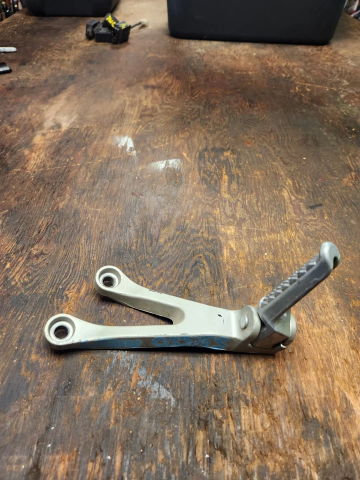 SOPORTE CLAVIJA PASAJERO KAWASAKI NINJA 98 99 00 01 02 03 04 ZX ZX9R ZX6R 05-08 LH Foto 1 de 4