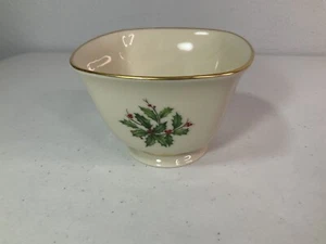 Plato de caramelo/nueces de bayas de acebo de Navidad LENOX 4”x4”x3” con borde dorado. NUEVO. Sin caja. - Imagen 1 de 5