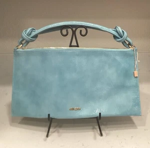 BOLSO DE MANO ESTILO HOLGADO ACABADO CHAROL COLOR CIELO PÁLIDO CULTO GARIA - Imagen 1 de 6
