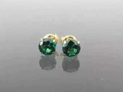 Aretes solitarios de corte redondo de 2 quilates con esmeralda natural chapados en oro amarillo de 14 k Foto 1 de 4