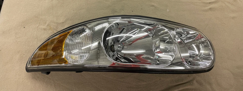 Faro genuino GM con lámpara de esquina derecha 2000-05 Buick LeSabre 25769598 usado Foto 1 de 4