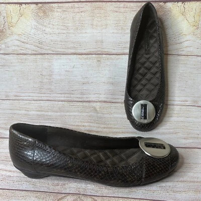 Zapatos planos de ballet plateados con estampado de piel de serpiente de cuero marrón Enzo Angiolini para mujer 7,5 Foto 1 de 4