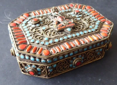 Ancienne boîte en laiton filigrané corail et turquoise Inde Indian brass coral - Photo 1/4