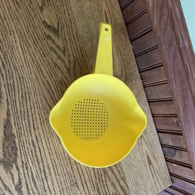 Vintage Tupperware 1 Quart Collander Strainer 1200-10 Yellow - w/Handle - Image 1 of 4