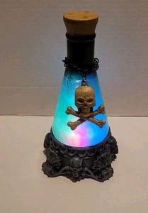 Tränke Flasche animiert grün/blau/lila Totenkopf leuchtet Halloween Requisite Dekor - Bild 1 von 8
