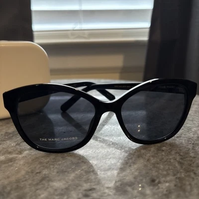 Marc Jacobs Gafas de sol rígidas Estuche con carcasa de inodoro con paño de limpieza y bolsa de almacenamiento Foto 1 de 4
