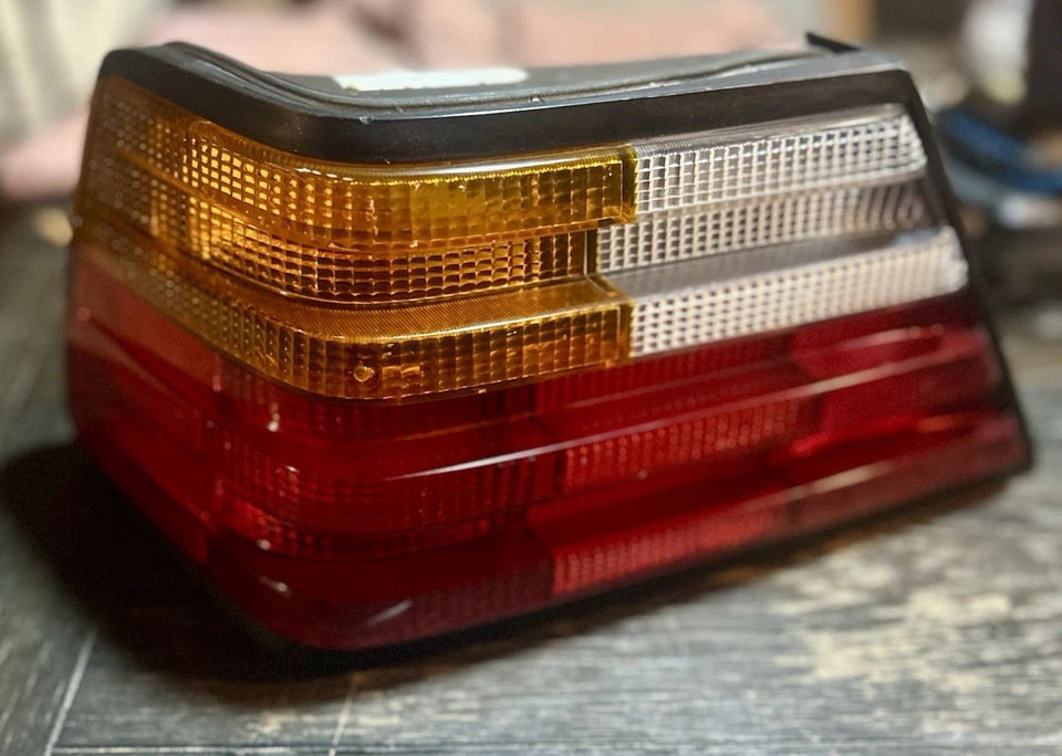 Lente/carcasa luz trasera izquierda Mercedes-Benz 300E 300D LH 1986-93 Foto 1 de 3