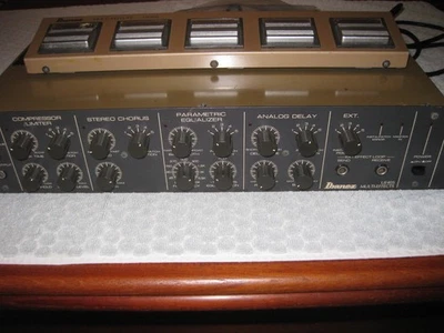 Unidad de efectos analógicos vintage Ibanez UE 405 con pedal. Probado. Foto 1 de 4