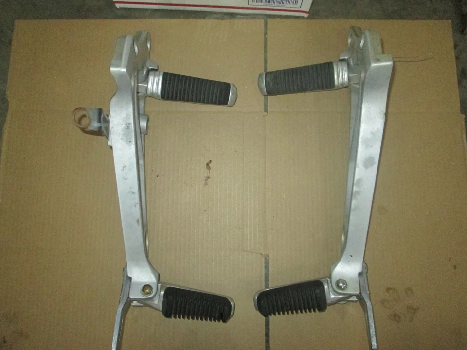 Suzuki GS550 GS 550 GS550E 550ESF 1985 85 estriberas delanteras traseras reposapiés reposapiés  Foto 1 de 2