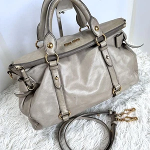 Bolso de hombro MIU MIU Vitello Lux de cuero con cinta con correa para el hombro de Japón - Imagen 1 de 20