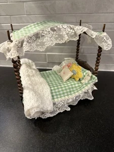 Vintage Puppenhaus Miniatur Himmelbett Himmelbett mit handgefertigter Bettwäsche RAR - Bild 1 von 11