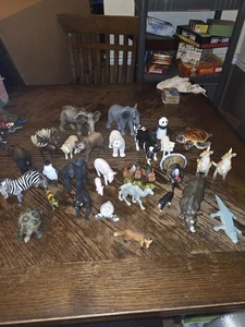 Mixed Lot of 30 Animal Figurines Safari, Schleich, Battat - Picture 1 of 8