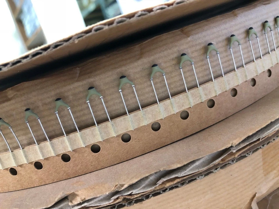 Capacitor de placa de cerâmica miniatura PHILIPS 18pF 100V 2% 2222-679-10189 NPO Qtd.20 - Imagem 1 de 1