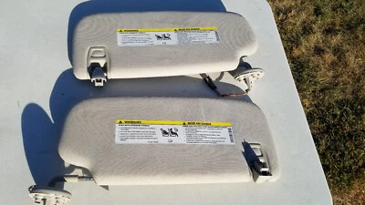 Viseiras iluminadas de tecido bege bronzeado Jeep Grand Cherokee 2011 - 2020 motorista passageiro - Imagem 1 de 4