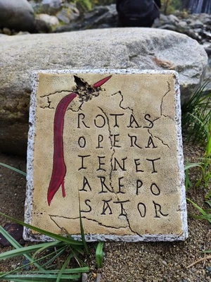 Réplica de ópera Sator Square / Tenet Arepo Foto 1 de 4