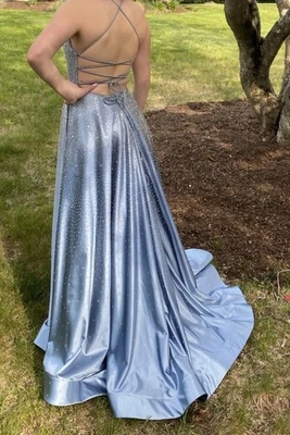 Vestido de graduación Sherri Hill talla 2 azul con adornos plateados Foto 1 de 4