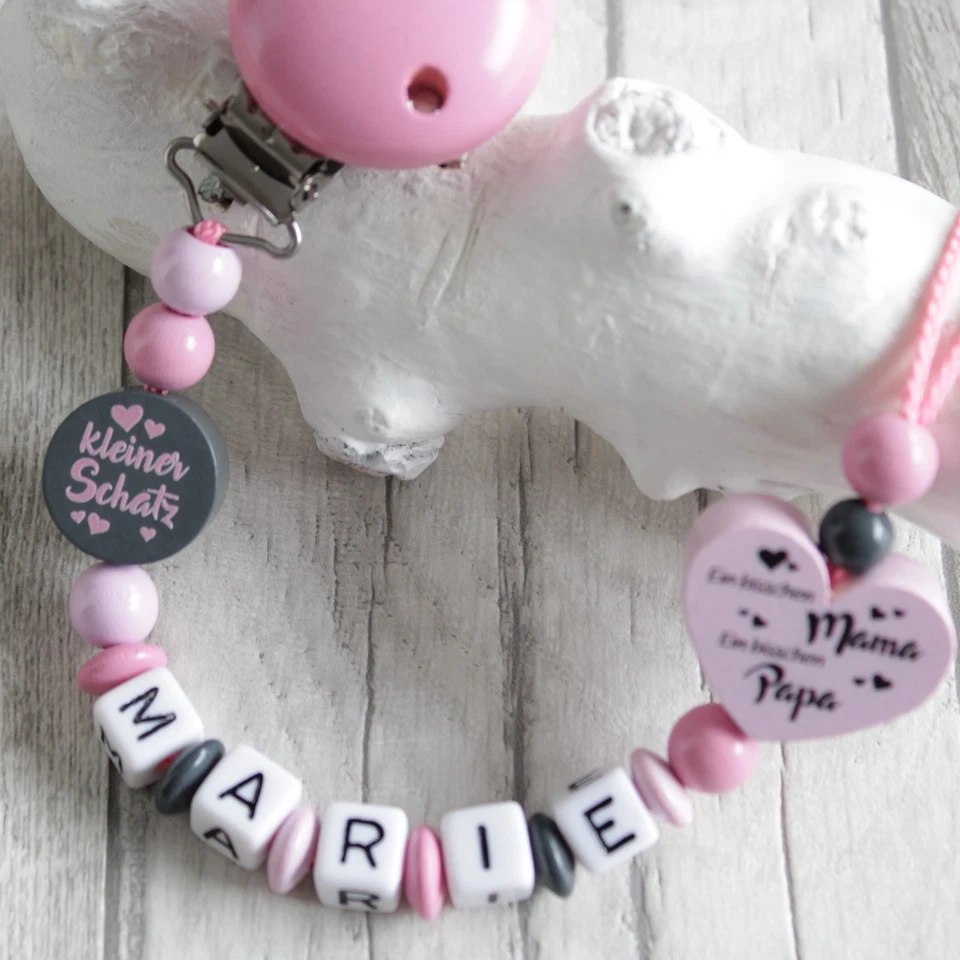 ♥ Schnullerkette mit Namen ein bisschen Mama Papa ♥ Rosa Grau Geschenksäckchen ♥ - Bild 1 von 1