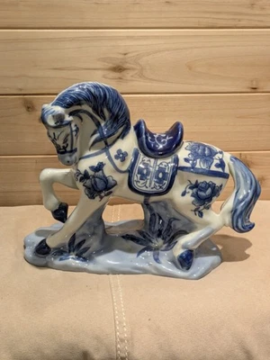 Estatuilla de caballo de porcelana china Chinoiserie de 8,5 pulgadas de alto azul y blanco Foto 1 de 4