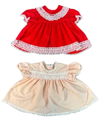 Dos vestidos de bebé vintage de encaje JCPenney rojos y blancos y melocotón y blanco Foto 1 de 4
