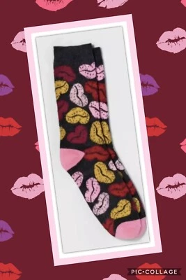 NUEVO CON ETIQUETAS Mujer San Valentín Calcetines - Labios Xhilaration Rosa Gris Foto 1 de 4