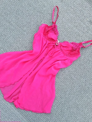 Sexy vestido babydoll de encaje rosa de H&M Foto 1 de 4