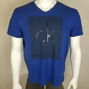Camiseta de algodón con cuello en V azul profundo de Calvin Klein - Imagen 1 de 9